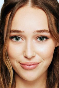 Алисия Дебнем-Кери