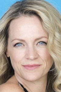 Стефани Мур