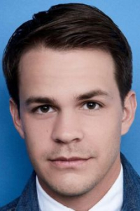 Джонни Симмонс