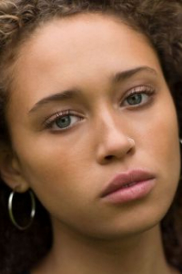 Элла-Рэй Смит